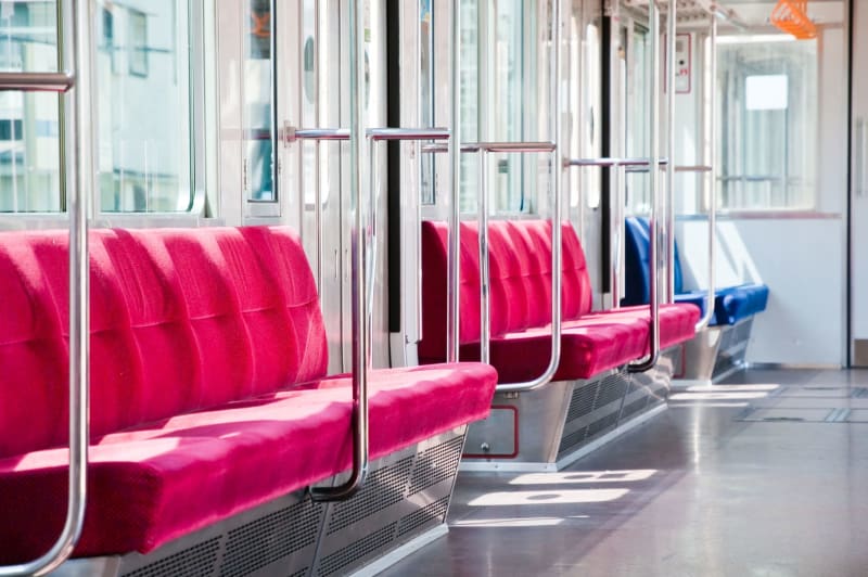 電車で席を譲られたら座らないとダメなの？　席をめぐる疑問とは　「電車とかで席を譲られたら座らなきゃならないんですか？」と投稿した女性。一体なぜ、そんなことを思ってしまったのか。