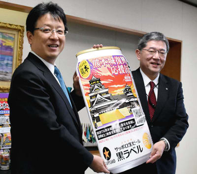 「熊本城復興応援缶」の発売を大西一史市長（左）に報告した岩尾陽二郎九州本部長