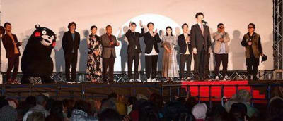 映画「いっちょんすかん」の出演者らを迎えて開かれた「くまもと復興映画祭」のオープニングセレモニー
