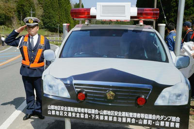 国道２１８号沿いに設置されたパトカーの写真を使った交通安全看板