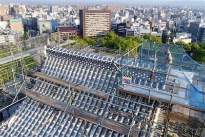 しゃちほこの設置が完了し、２体がそろった熊本城大天守の屋根