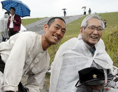 撮影の合間に懇談した中村勘九郎さん（左）と「走れ二十五万キロ」の著者長谷川孝道さん