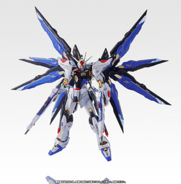 アニメ「機動戦士ガンダムSEED」シリーズのストライクフリーダムガンダムのフィギュア「METAL BUILD ストライクフリーダムガンダム SOUL BLUE Ver.」(C)創通・サンライズ