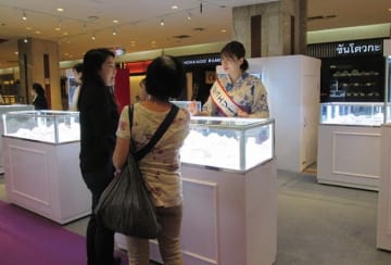 バンコク伊勢丹で開催中の、山梨県の宝飾品を紹介する展示会「やまなしジュエリー」の様子=3日、バンコク(NNA撮影)
