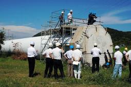 倒壊した風力発電風車の状況を調査する経産省の担当者ら=8月31日、淡路市小倉、北淡震災記念公園