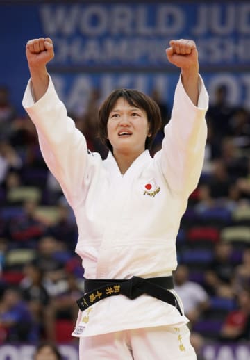 女子70キロ級決勝 フランスのマリエーブ・ガイーを破り2連覇を果たしガッツポーズする新井千鶴=バクー(共同)