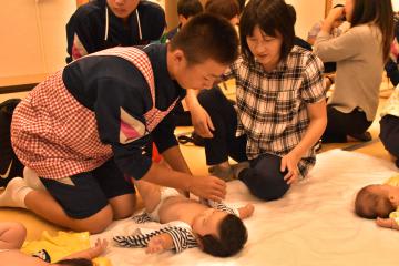 乳児の着替えに取り組む生徒=常陸大宮市北町