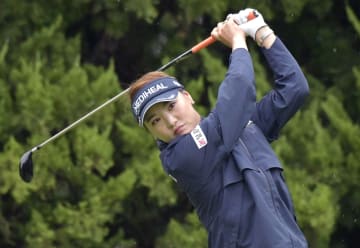 第1日、ティーショットを放つ柳簫然。7アンダーで首位=千葉CC野田