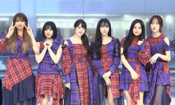 日本初シングル「Memoria/夜」発売記念イベントを行った「GFRIEND」の(左から)ソウォンさん、ウナさん、イェリンさん、シンビさん、オムジさん、ユジュさん