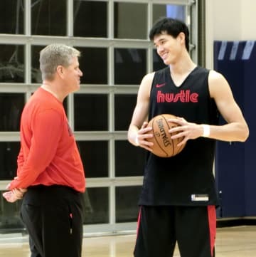 練習中にハッスルのジョーンズ監督(左)と話す渡辺雄太=メンフィス(共同)