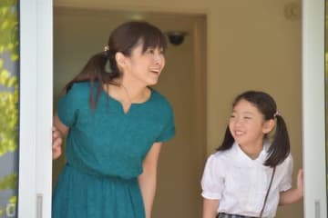 12月に東海エリアで放送される「東海テレビ開局60周年記念ドキュメンタリードラマ『Home』」(仮題)の一場面。斉藤由貴さん(左)と矢崎由紗ちゃん=東海テレビ提供