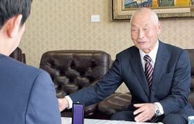 受章の喜びと感謝を述べる荒井さん