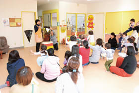 絵本の読み聞かせを楽しむ親子