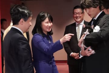 皇太子ご夫妻の長女・愛子さまは、12月1日に17歳の誕生日を迎えられた。10月には映画『旅猫リポート』のチャリティー試写会にお出ましになり、主演の福士蒼汰(25)と