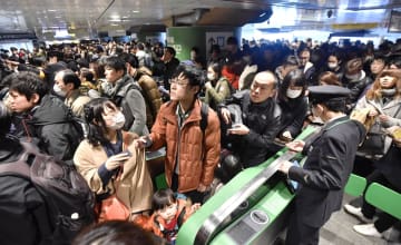 帰省ラッシュと新幹線の遅延が重なり、混雑するJR東京駅=30日午後