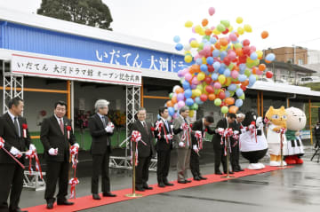 「いだてん」の大河ドラマ館オープン記念式典でテープカットする関係者=12日午前、熊本県玉名市