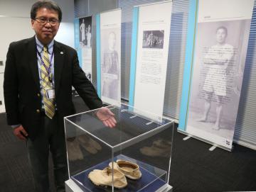 日本人初の五輪選手・金栗四三を紹介する特別展。会場には金栗が履いていた足袋などが展示されている=つくば市天王台の筑波大