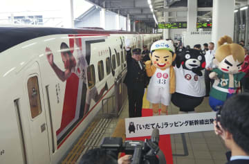 JR博多駅を出発するNHK大河ドラマ「いだてん」の出演者の写真を装飾した九州新幹線車両=7日午後