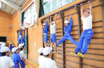 体育館の肋木で運動する子どもたち。授業で使われることは少なくなった=前橋城東小