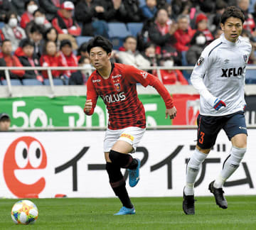 浦和-FC東京 後半1分、浦和の武藤(左)がドリブル突破する