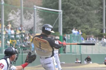 栃木の元阪神・西岡剛、2戦目で独立リーグ1号　大興奮のスタンドにVサイン