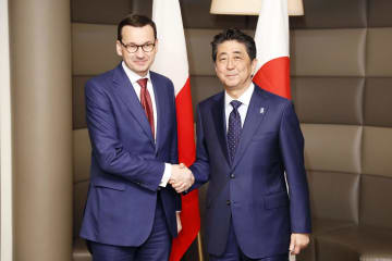 会談前に握手するポーランドのモラウィエツキ首相(左)と安倍首相=24日、ブラチスラバ(共同)