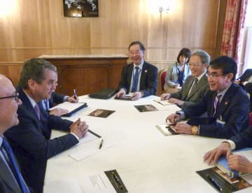 WTOのアゼベド事務局長(左から2人目)と会談する河野外相(右端)=22日、パリ(共同)