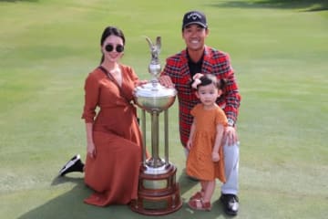 ケビン・ナが優勝をつかみ家族と喜びを分かち合った(撮影:GettyImages)