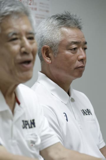 日米大学野球選手権で1試合出場停止が発表された日本代表の生田勉監督。左は太田紘一団長=18日、山口県岩国市