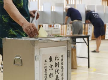 東京都内の投票所で投じられる票=21日午前