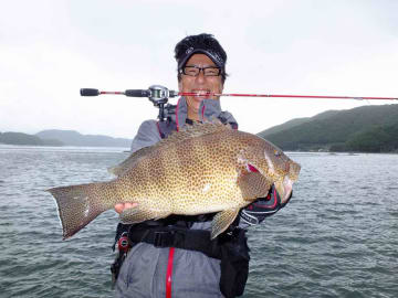 世界記録魚となるオオモンハタを釣り上げたのはライトタックルだった ハタ釣りの名手 辻本ナツ雄 エンタメプラス 話題のエンタメ情報満載