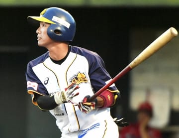 信濃―福井 1回福井無死一、二塁、荒道好貴が中前に先制の適時打を放つ=8月16日、長野県営上田野球場