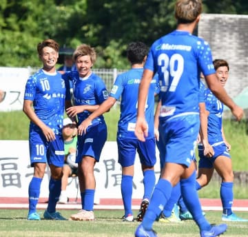 福井ユナイテッドFC―JAPANサッカーカレッジ 後半、先制点を決めて喜ぶ福井ユナイテッドの山田雄太(左)と福田航太(左から2人目)ら=9月8日、福井県の越前市武生東運動公園陸上競技場