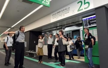 バスから熊本桜町バスターミナルに降り、スタッフの案内を受ける利用客ら=11日午前、熊本市中央区(後藤仁孝)