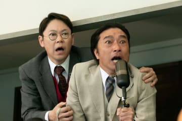 「いだてん~東京オリムピック噺~」第36回の一場面 前畑(上白石萌歌さん)のレースを実況する河西三省(トータス松本さん)と田畑政治(阿部サダヲさん) (C)NHK